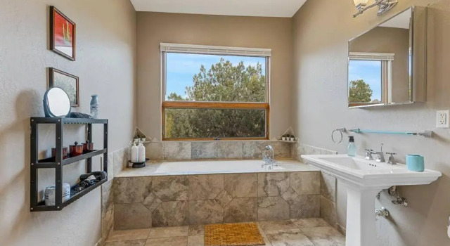 Коттедж Close to Fresh Creek! Sleeps 12 ~ Amazing Views w/Serene Open Space ~ Hot Tub + Game Room ~ Trails outside