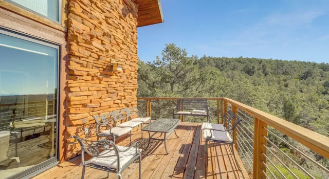 Коттедж с 3 комнатами Pine Cabin w/ Wraparound Deck: 2 Mi to Trails