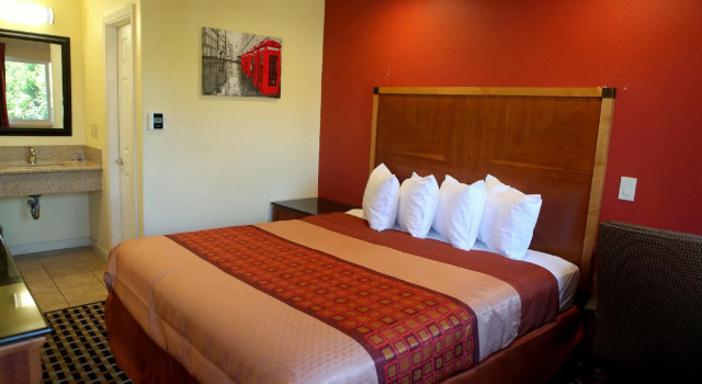Кровать в общем номере Bay Breeze Inn