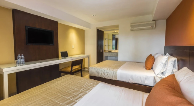 Четырёхместный номер Standard с балконом Hotel Puerta Del Sol Guadalajara