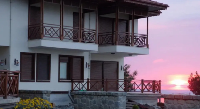 Enchanting Villa Near Firtina River With Backyard, Забронировать Вилла Отели Пазар с парковкой, Парковка