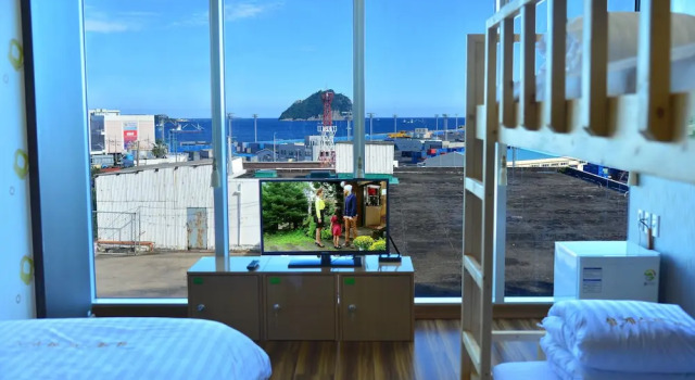 Кровать в общем номере (мужской номер) Seom Guesthouse