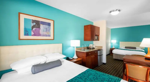 Четырёхместный номер Standard Howard Johnson by Wyndham St. George Hotel & Suites