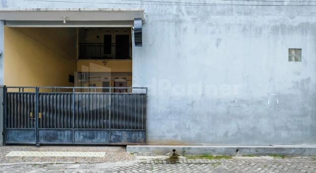 Mas Klimis Guesthouse Pakuwon Mall Mitra RedDoorz, Prenota Hotel Kejayan 