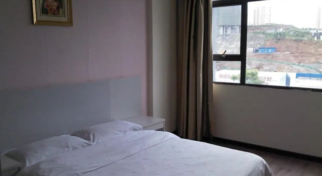 Lily Holiday Hotel (Yichang East Railway Station Fujiuyuan Xintiandi Branch)(百合假日酒店(宜昌东站店)), Varaa Hotelli Yichang Hubei