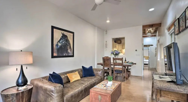 Апартаменты с 2 комнатами с балконом Historic Railyard Bungalow - Walkable Location!