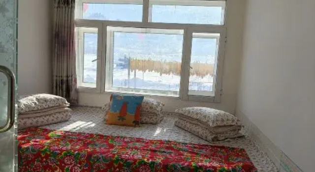 Кровать в общем номере Liu family compound in Snow Valley