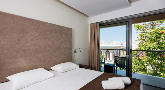 Двухместный номер Standard с видом на город Oktober Downtown Boutique Hotel