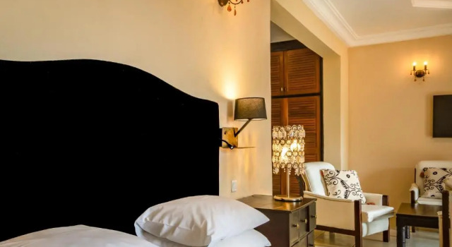 Полулюкс The Country Lodge Hotel