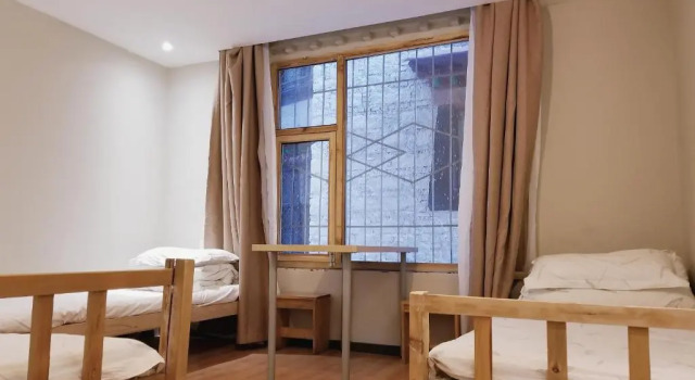 Łóżko w pokoju wieloosobowym Fengma Feiyang Hostel