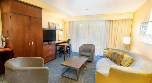 Люкс Courtyard by Marriott Kingston
