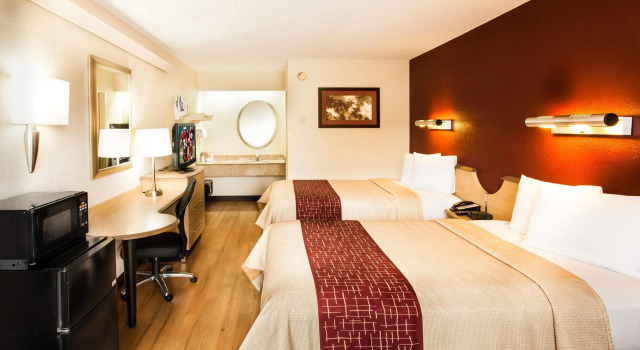 Четырёхместный номер Deluxe Red Roof Inn Detroit - Royal Oak/Madison Heights