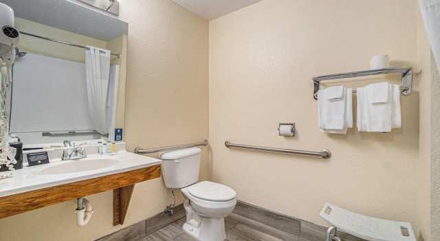 Двухместный номер Roll in Shower Mobility Access Days Inn & Suites by Wyndham Traverse City
