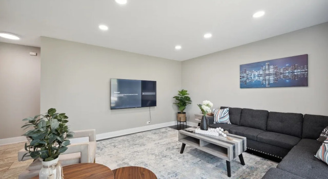 Charming Contemporary Family Home 3 Bedroom Home by RedAwning, Varaa Lomakoti  
