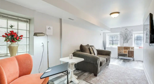 Dog-friendly Apt w/ Yard: 10 Mi to Downtown, Đặt Căn hộ Chicago Chicago