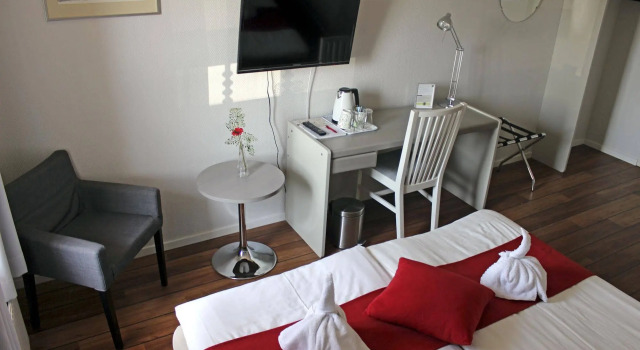 Rasta Falköping, Book Hotel  
