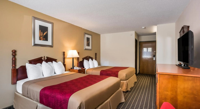 Rodeway Inn Cedar Rapids, Rezerwuj Mini-hotel Hotele w Iowa z basenem, Basen