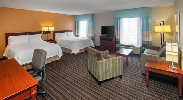 Четырёхместный люкс Hampton Inn & Suites by Hilton Toronto Airport