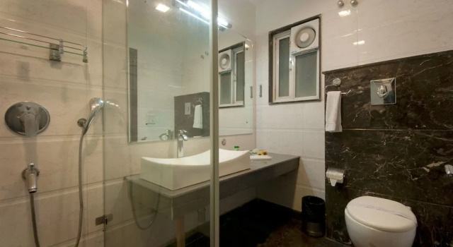 Номер Premium Hotel Amaltas International - Delhi-16