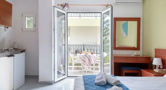 Двухместная студия с балконом Socrates Apartments