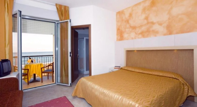 Hotel Nettuno, Забронировать Отель Отели Каорле 3 звезды, рядом с Санктуарий Мадонна дель Анджело, 3*