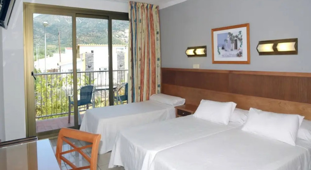 Трёхместный семейный номер Standard Bakour Costa Brava