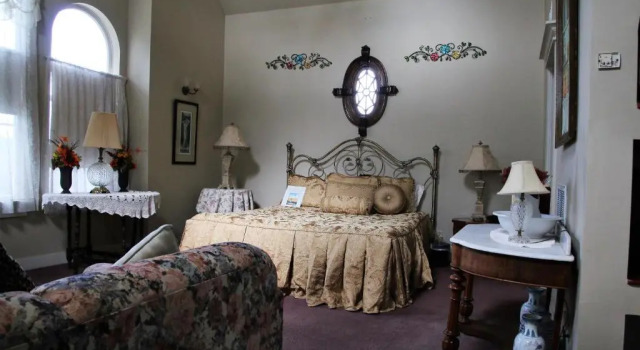 Люкс Deluxe The Victorian Gold Bed and Breakfast