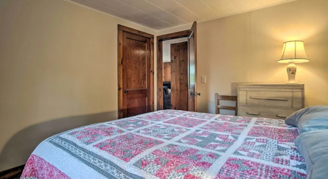 Коттедж South Yarmouth Cottage ~ Half Mi to Beaches!