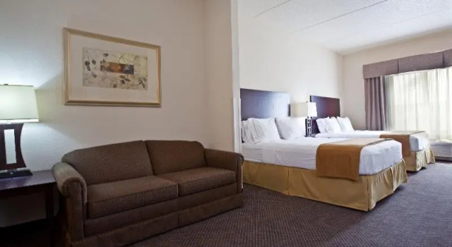 Четырёхместный люкс Holiday Inn Express & Suites Chicago West-OHare Arpt Area by IHG