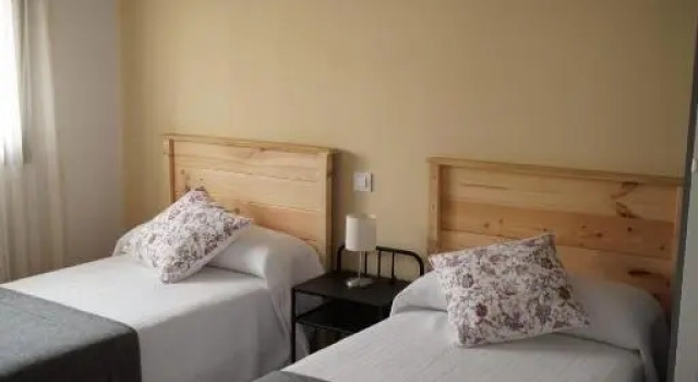 Puente viejo de Buitrago CASA ENCINA, Varaa Hotelli Hotellit Madridin maakunta pysäköinnillä, Pysäköinti