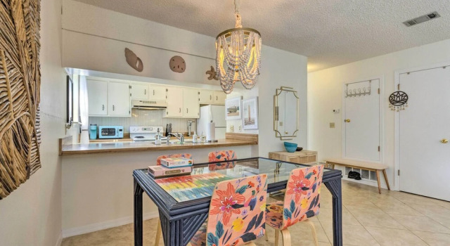 Апартаменты с 2 комнатами с балконом Townhome w/ Lush Forest View, Steps to Beach!
