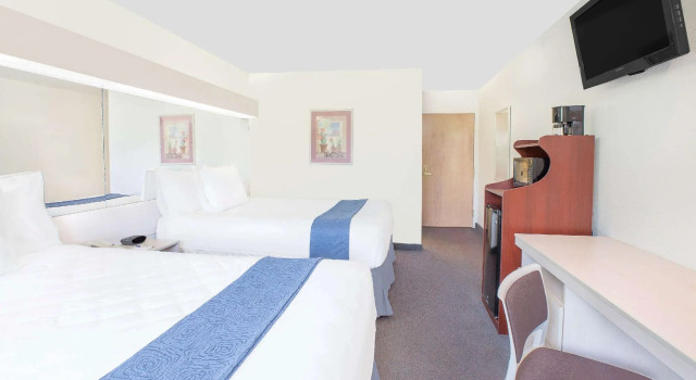 Четырёхместный номер Standard Microtel Inn by Wyndham Broken Bow