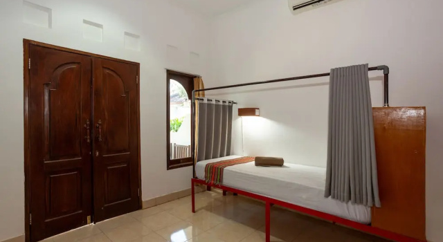 Кровать в общем номере (мужской номер) Kidis Lodge Gilitrawangan