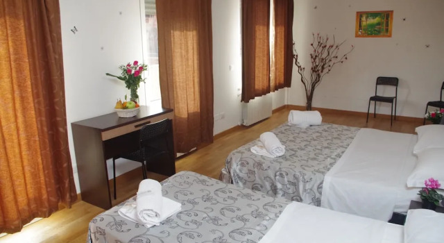 Трёхместный номер Standard с балконом Hotel Euro Inn