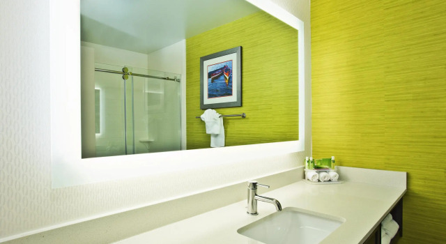 Четырёхместный номер Standard Holiday Inn Express Hotel & Suites Ann Arbor West by IHG