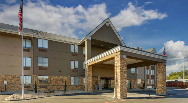 Best Western Plus Riata, Забронировать Отель Браунвуд штат Техас
