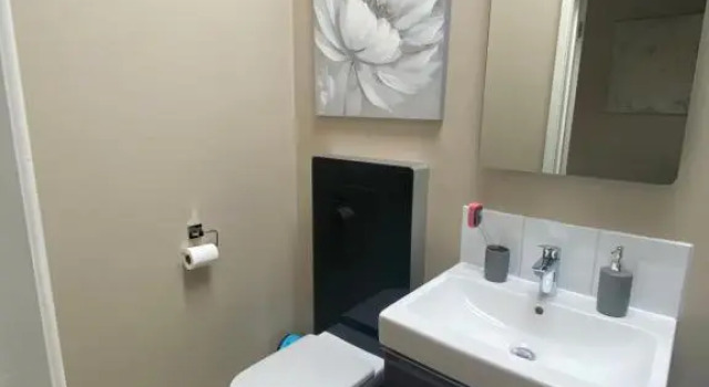 Private room and bathroom with private entrance near Warwick town centre, Забронировать Отель Отели Уорикшир с парковкой, Парковка
