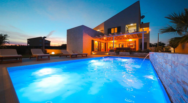 Splendid villa with private, heatable pool, big roofed terrace, outdoor kitchen