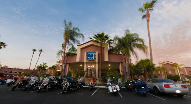 Кровать в общем номере SureStay Plus Hotel by Best Western Bakersfield North