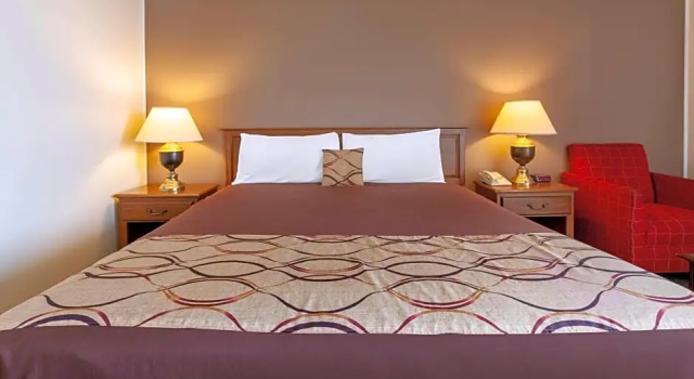 Четырёхместный номер Standard Travelodge by Wyndham Cleveland Airport