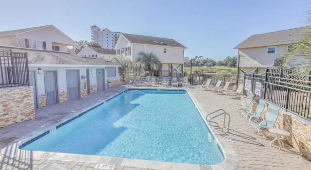 Walk to Beach: Home w/ Pool Access in Myrtle Beach, Забронировать Дом для отпуска Коттеджи Южной Каролины, Коттедж