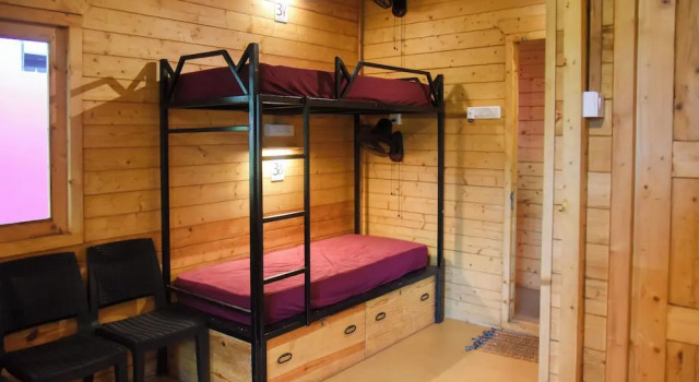 Кровать в общем номере Yuppi Hippi Hideout