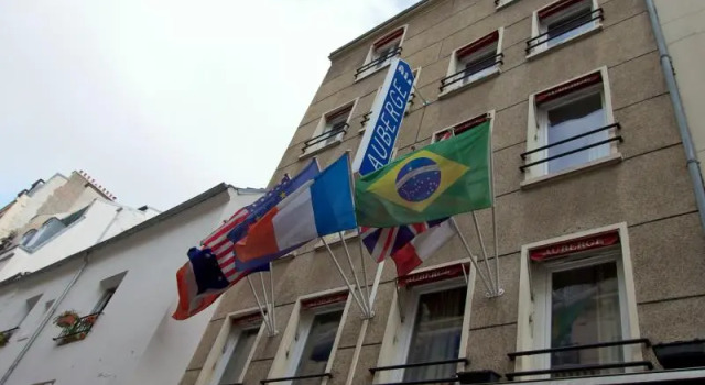 Кровать в общем номере (мужской номер) Auberge Internationale des Jeunes