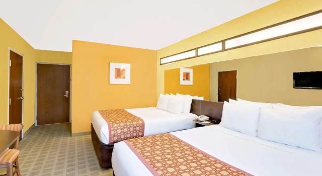 Четырёхместный номер Standard Microtel Inn & Suites by Wyndham Princeton