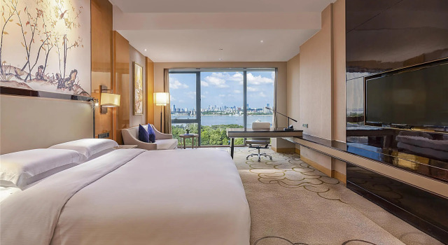 Номер Premier с видом на реку Hilton Wuhan Yangtze Riverside