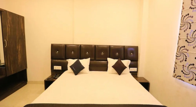 OYO Rooms 158 Gomti Nagar Kathota Jheel, Забронировать Отель Отели Гомти Нагара с парковкой, Парковка