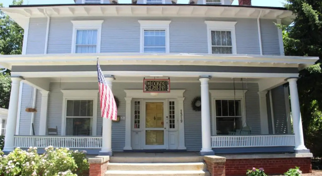 Looking Glass Inn, Prenota Bed & breakfast Hotel a Indiana con parcheggio, Parcheggio