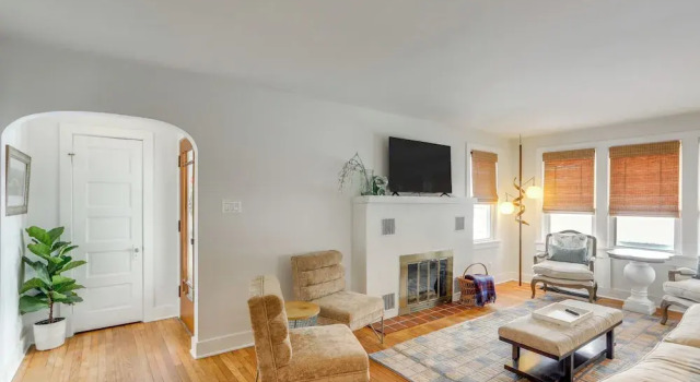 Cozy Cottage in Historic Village: Near Cedar Point, Rezerwuj Dom wakacyjny Hotele w Milan z parkingiem, Parking