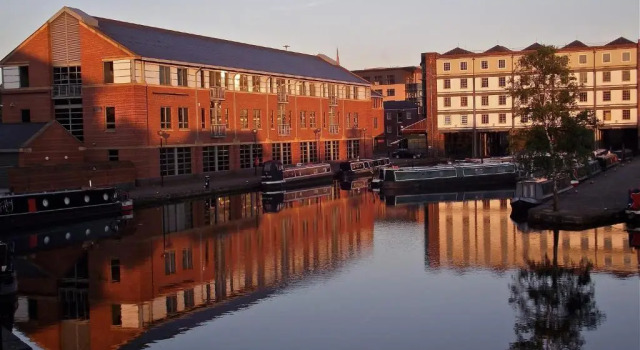 Houseboat Hotels