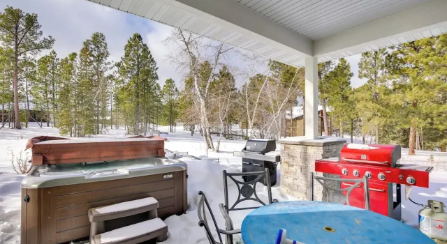 Коттедж Modern Lead Cabin w/ Hot Tub, 6 Mi to Skiing!